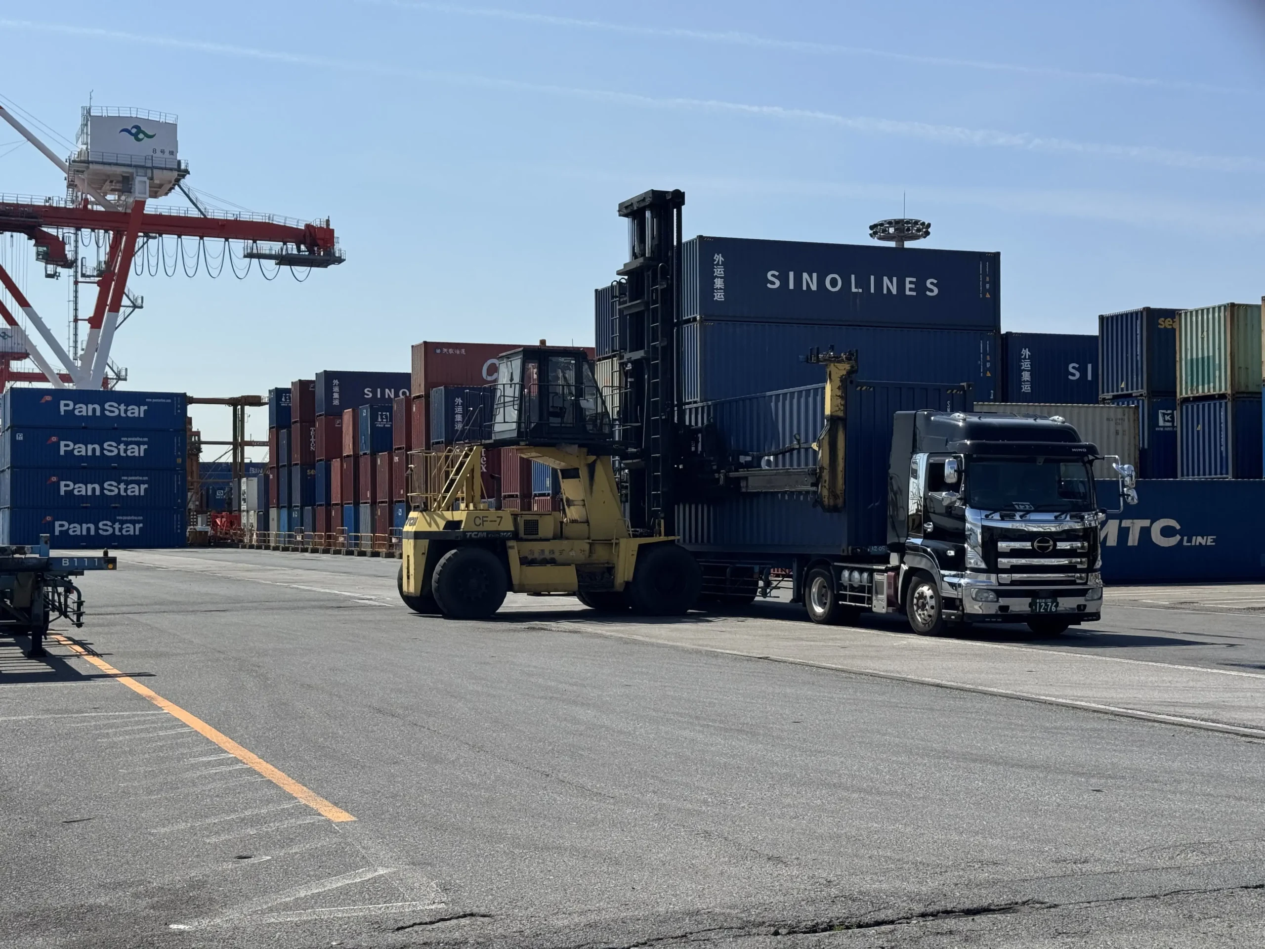 container_terminal_forklift_loading2