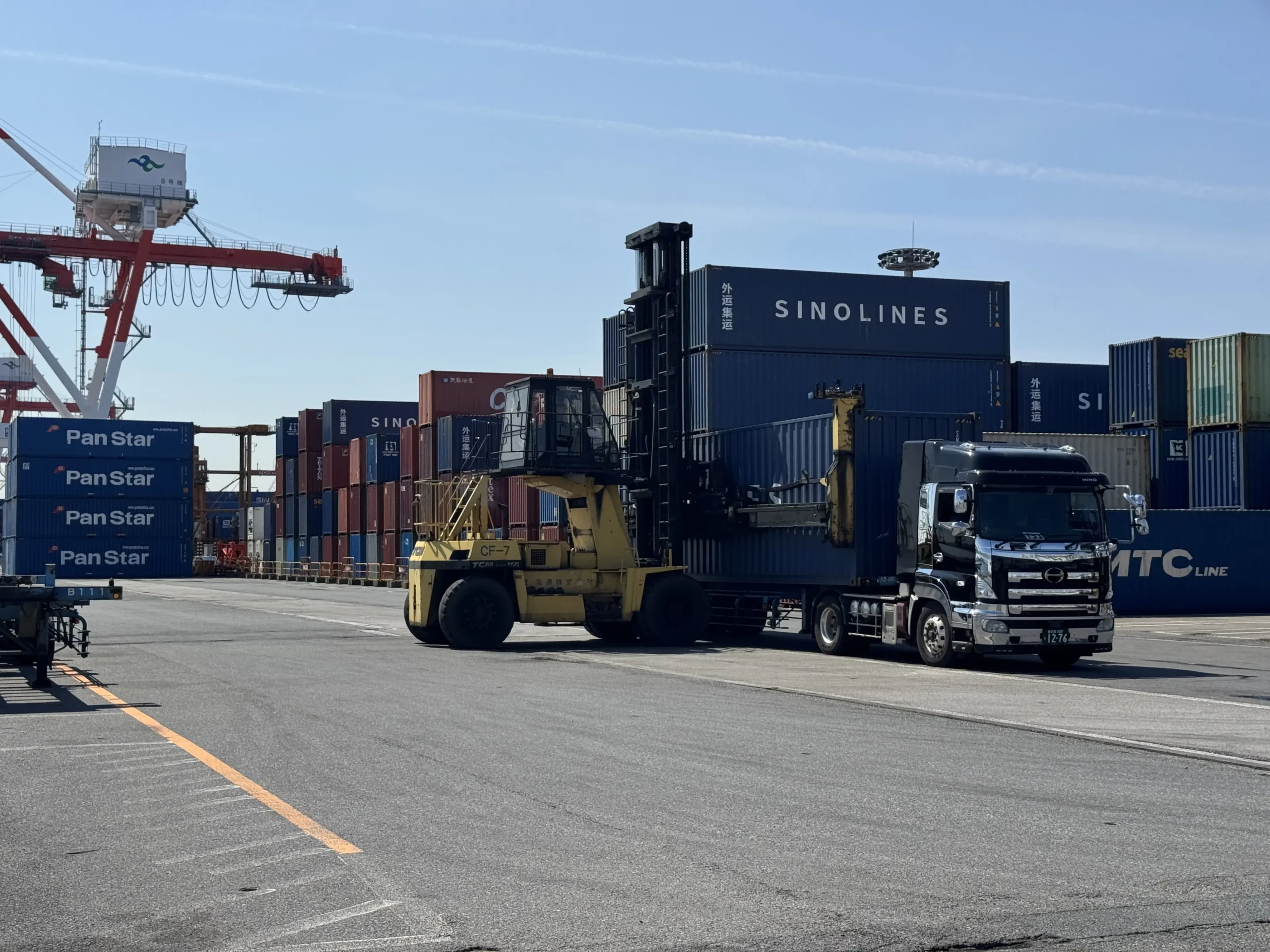 container_terminal_forklift_loading3