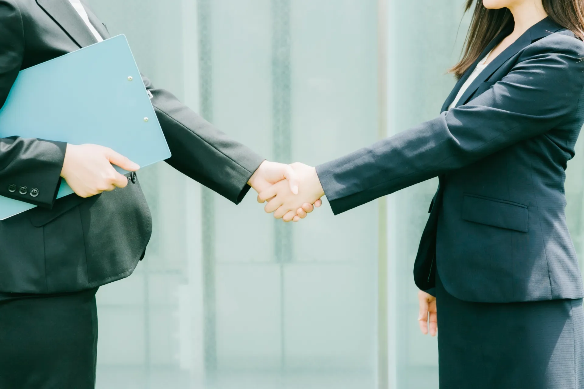 business_handshake_partnership