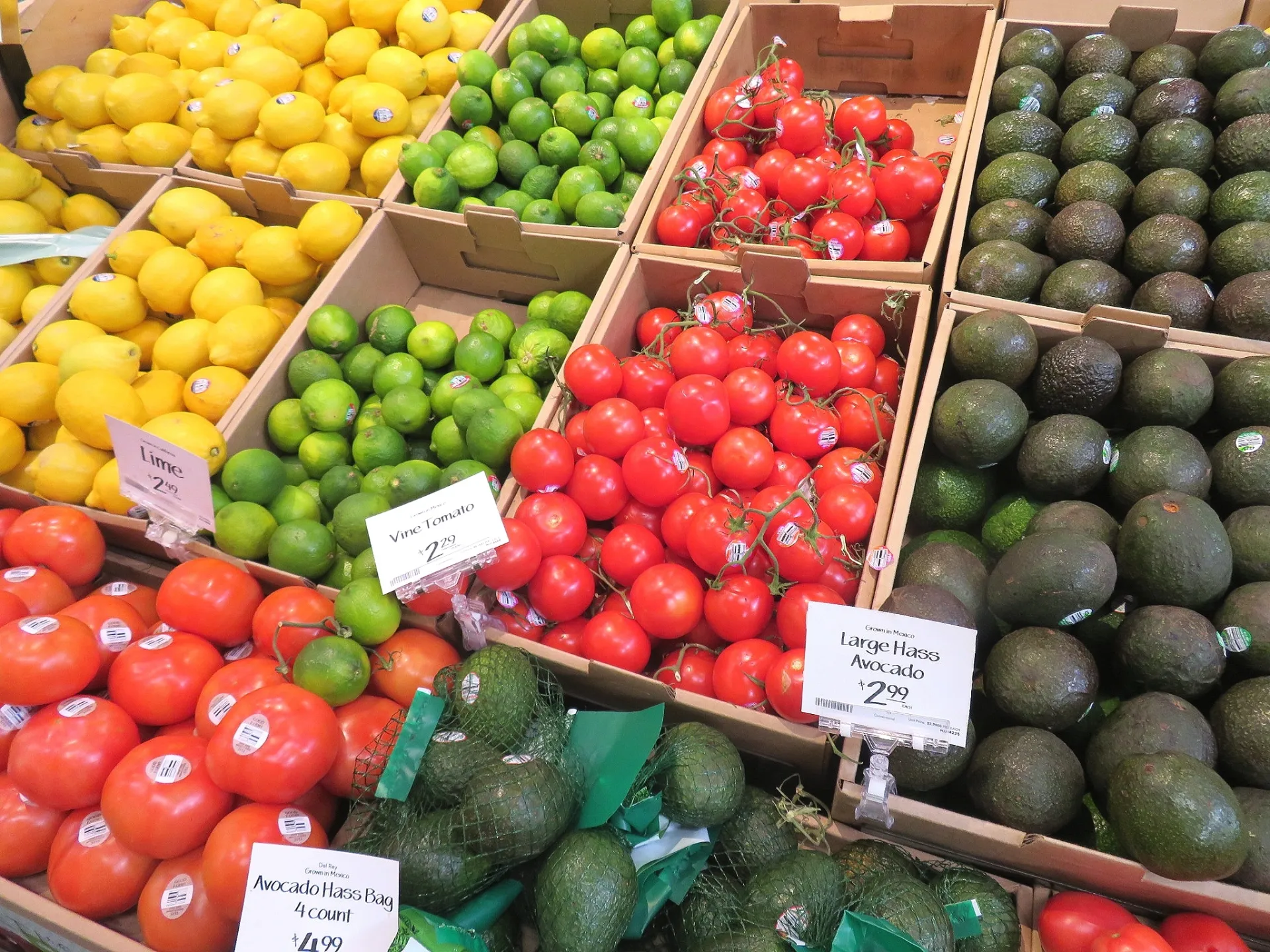 fresh_vegetables_display_at_market