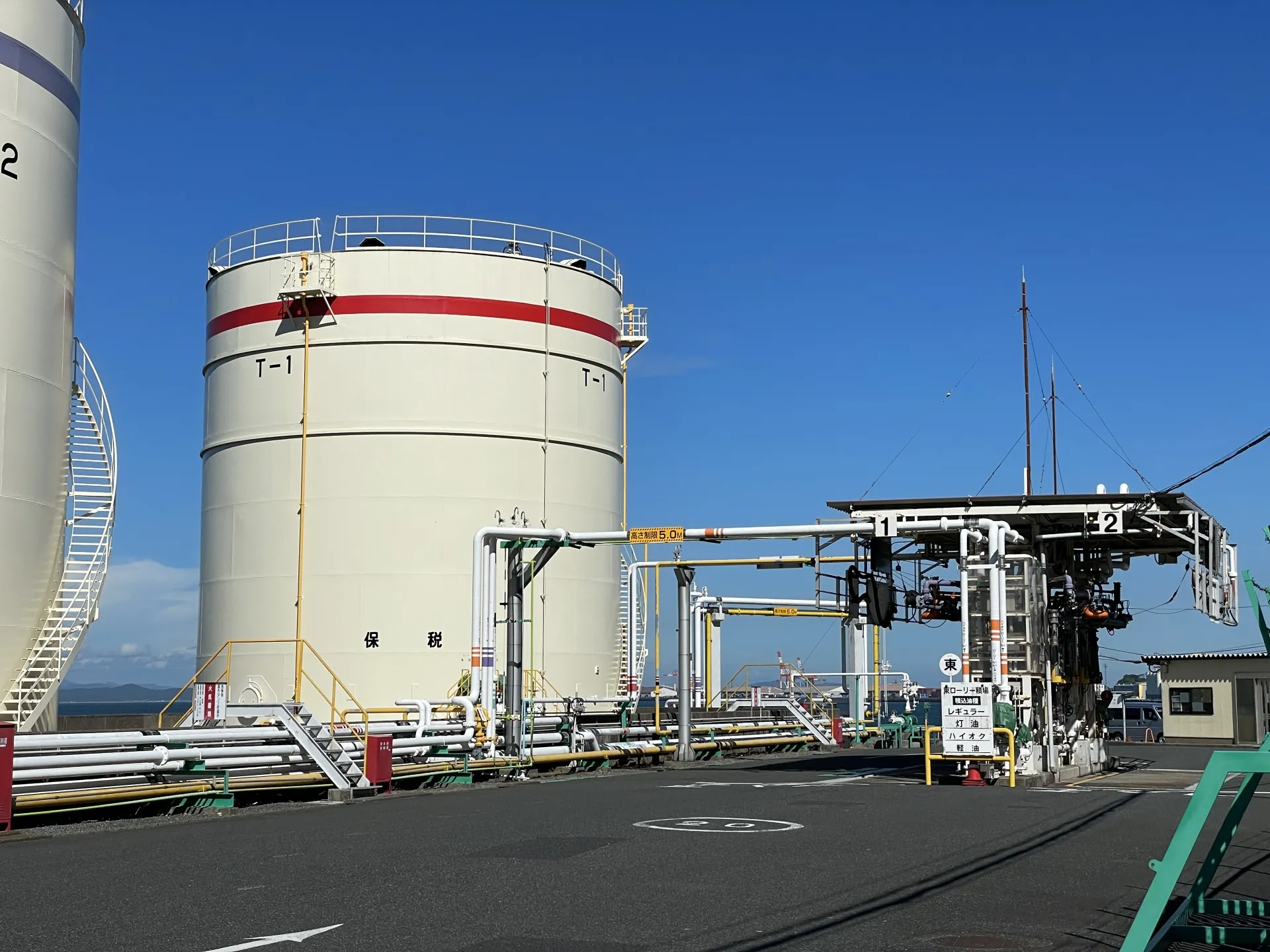 fuel_storage_tank_at_port_facility
