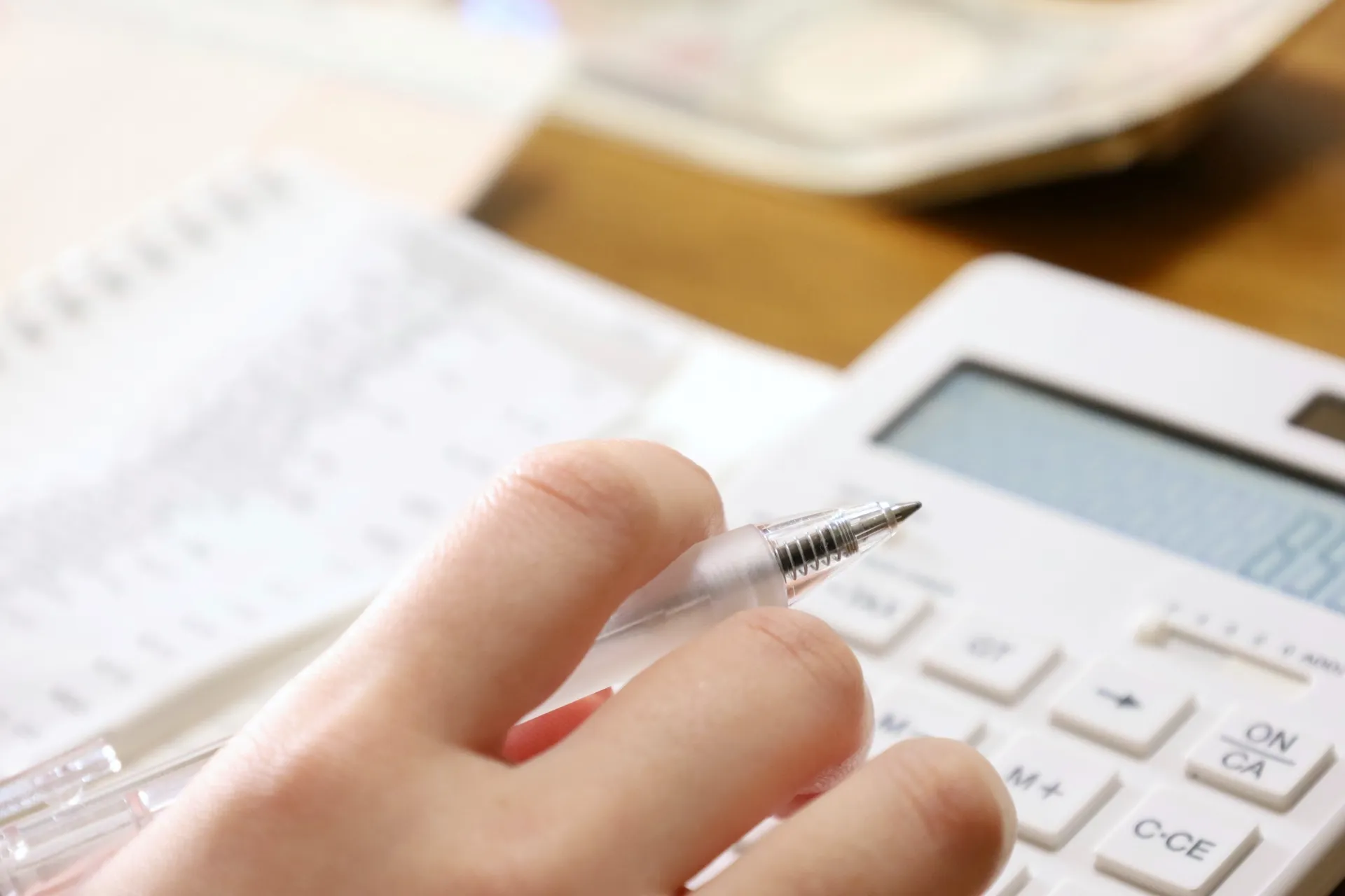 hand_holding_pen_with_calculator