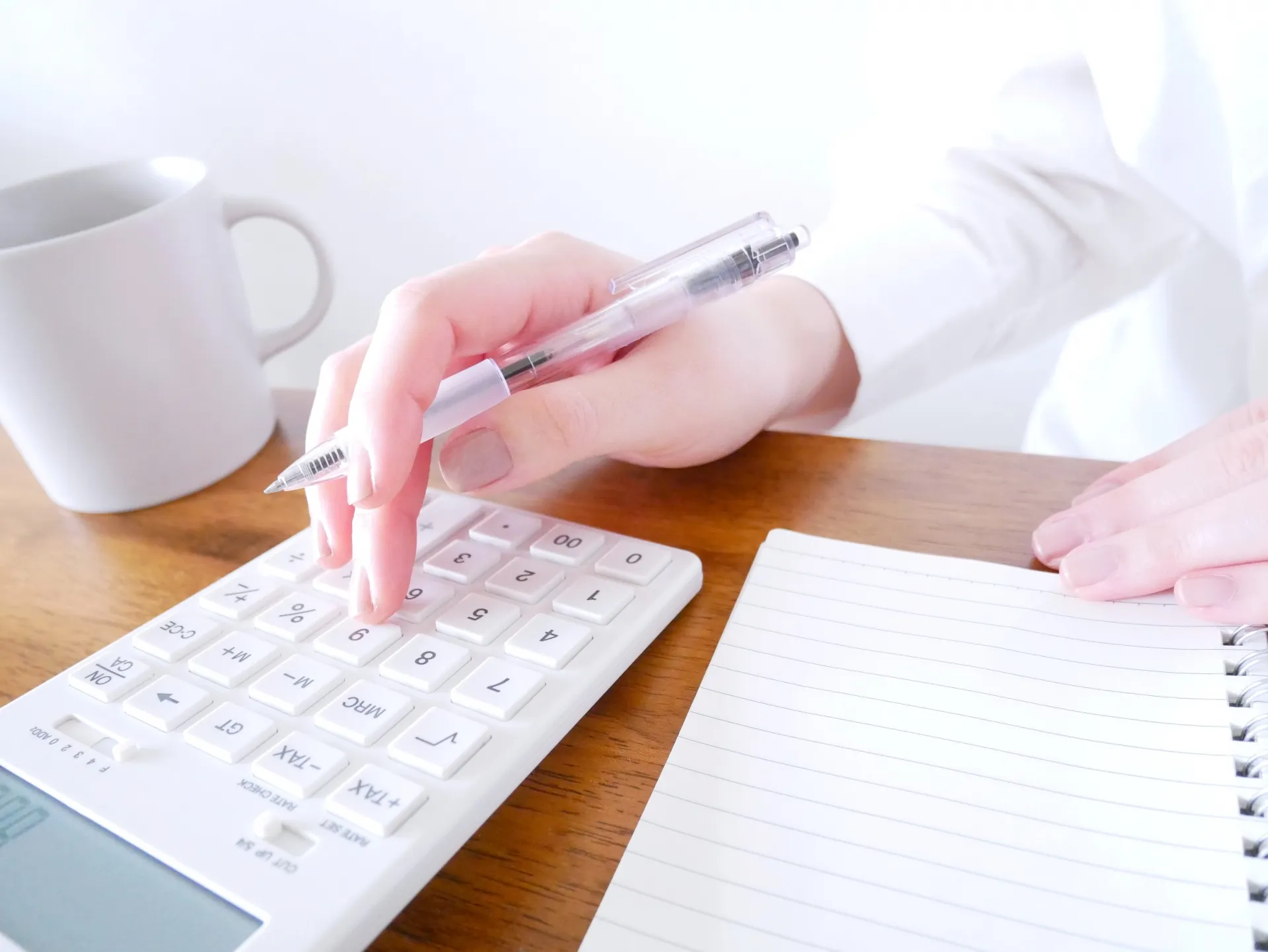 woman_using_calculator_and_notebook